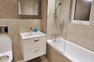 a bathroom with a sink and a shower and a toilet at Garden Eleven - Duplex City Centre Apartment in Hemel Hempstead