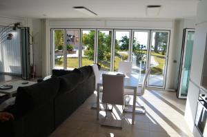 A seating area at Spacious Apartment in Tarragona + Pool