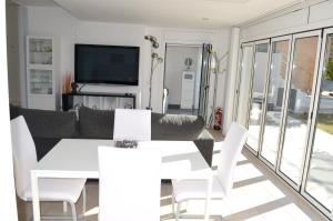 A television and/or entertainment centre at Spacious Apartment in Tarragona + Pool