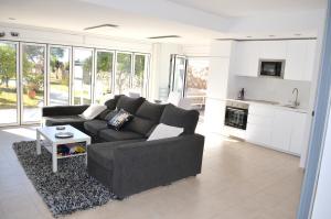 A kitchen or kitchenette at Spacious Apartment in Tarragona + Pool