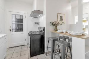 A kitchen or kitchenette at Urban oasis close to Bart, shops, restaurants in oakland