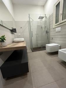 W łazience znajduje się prysznic, umywalka i toaleta. w obiekcie La Piazzetta Anzio w Anzio
