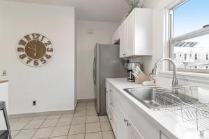 A kitchen or kitchenette at Urban oasis close to Bart, shops, restaurants in oakland