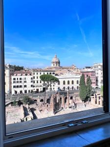 ローマにあるSuperior Relaisの窓から市街の景色を望めます。