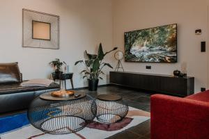 a living room with a couch and a table at Queen's Avenue in Spa