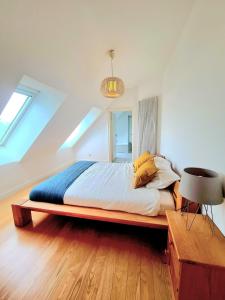 ルクセンブルクにあるLuxury 3 bedroomsのベッドルーム1室(屋根裏部屋に大型ベッド1台付)