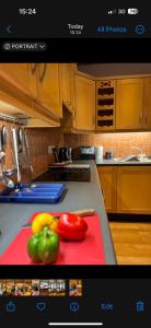 ティペラリーにあるCosy home in a beautiful valleyの赤い切り板にトマトをかけたキッチンカウンター