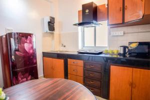 O bucătărie sau chicinetă la 'Golden Sand Dunes' 1bhk Benaulim beach apartment
