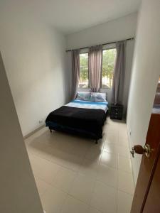 1 dormitorio con cama y ventana en Casa Medellin, en Medellín