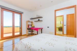 A bed or beds in a room at Charming Villa with Private Pool in Illes Balears Még 37 kép
