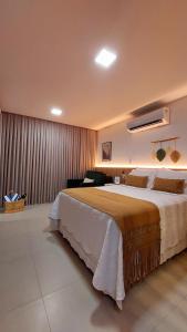 Katil atau katil-katil dalam bilik di Lindo flat espaçoso e com vista mar - 50m da praia
