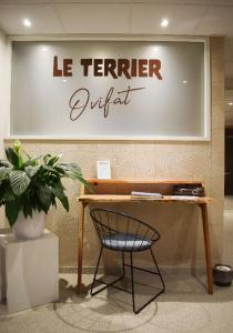 un escritorio con una silla frente a una pared en Terrier Ovifat - Nature Jacuzzi & Sauna, en Ovifat