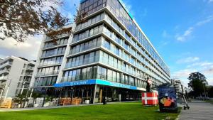 un edificio alto con muchas ventanas en Prywatny Apartament Marine Hotel, en Kołobrzeg
