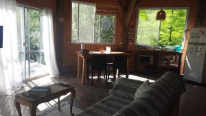 a living room with a couch and a table at El octogono in Tigre