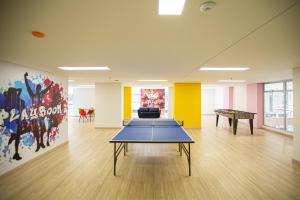 an empty room with a ping pong table in it at Torre Ventto Lofts in Bogotá