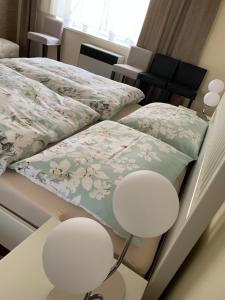 Un pat sau paturi într-o cameră la APARTMEN PRAHA