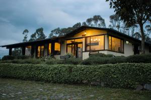 una casa con muchas ventanas en Chuquiragua Lodge & Spa en Machachi