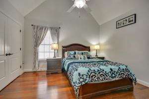 um quarto com uma cama e uma ventoinha de tecto em High Point Vacation Rental with Private Deck! em High Point