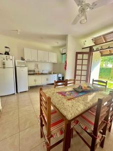 Η κουζίνα ή μικρή κουζίνα στο Casa ideal em condomínio fechado a 200m da Praia Maranduba, área de lazer completa