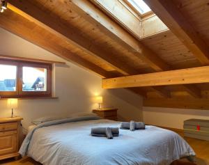 um quarto com uma cama grande com duas almofadas em Attic in the Alps em Luzein