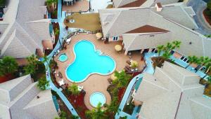 una vista aérea de una piscina en una casa en 2 room DisneyResortVillas by AmericanVacationLiving, en Orlando