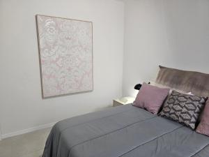 a bedroom with a bed with a picture on the wall at Casa Pajo - Moderna, personal y con bicicletas in San Pedro del Pinatar +10 photos