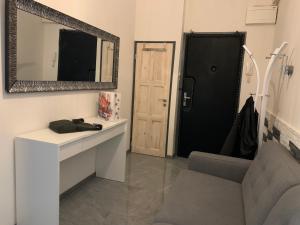 een badkamer met een spiegel, een wastafel en een deur bij APARTMEN PRAHA in Praag