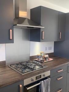 cocina con fogones y fogones horno superior en Central 2-Bed Flat: Ideal for Nurses, Contractors, Relocators - Free WiFi & Parking, en Peterborough