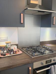 una cocina con fogones y un plato de comida en Central 2-Bed Flat: Ideal for Nurses, Contractors, Relocators - Free WiFi & Parking, en Peterborough