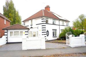 ein weißes Haus mit schwarz-weiß in der Unterkunft 4 bedroom property in Birmingham in Birmingham