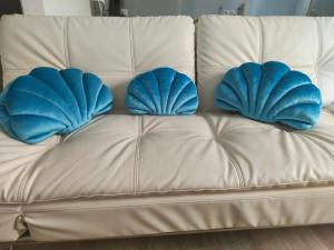 dos almohadas azules en la parte superior de un sofá en Bienvenue à la plage !, en Argelès-sur-Mer