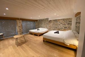 a bedroom with two beds and a bath tub at Le Rivet charmant 12 personnes Terreaux in Lyon