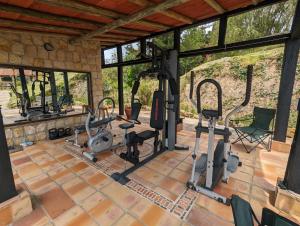 ein Fitnessstudio mit einem Haufen Trainingsgeräte auf einer Terrasse in der Unterkunft Glamping Yerbabuena in Toca