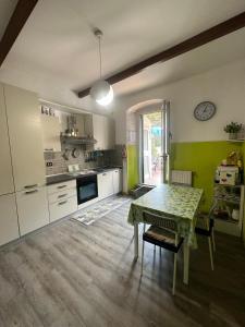 - une cuisine avec une table et un mur vert dans l'établissement alchiccodoro, à Gênes