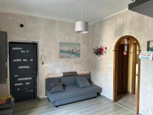 alchiccodoro في جينوا: غرفة معيشة مع أريكة زرقاء وباب