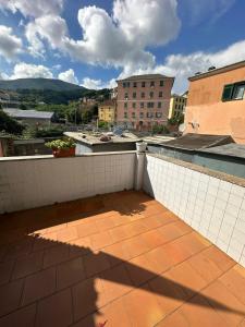 - une vue depuis le toit d'un bâtiment dans l'établissement alchiccodoro, à Gênes