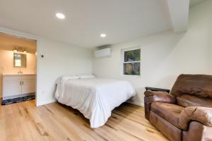 een slaapkamer met een bed en een bank bij Horseshoe Lake Vacation Rental with Deck and Kayaks! in Batavia