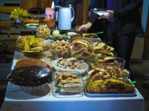 uma mesa com muitos tipos diferentes de alimentos sobre ele em Pousada Laranjeiras Ecoturismo em Bom Jardim da Serra