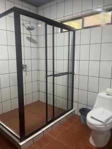 uma casa de banho com um chuveiro e um WC. em Hotel y Restaurante El Páramo em San Rafael Norte