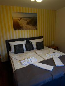 ein Bett mit Handtüchern und Kissen darüber in der Unterkunft Altstadtcafé und Pension in Havelberg
