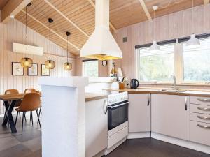 HumbleにあるHoliday home Humble VIIIの木製の天井、白い家電製品付きのキッチン