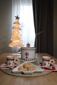 卡路耶斯科巴雷的住宿－MB APARTMAN TARA，一张桌子,上面有圣诞蛋糕和饼干,还有圣诞树