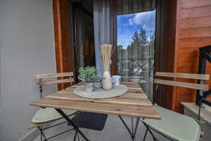 卡路耶斯科巴雷的住宿－MB APARTMAN TARA，阳台配有一张木桌和两把椅子