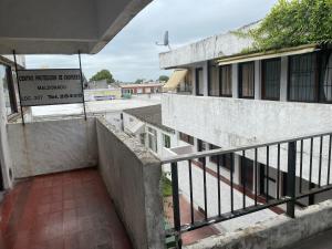 un edificio con un cartel en el costado en Apartamento cerca Playa Mansa y centro Maldonado aire acondicionado TV cable, Wifi Netflix en Maldonado