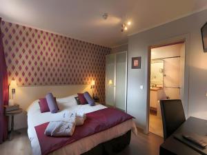 Un pat sau paturi într-o cameră la Hotel Myrtilles