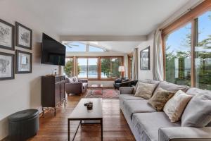 Χώρος καθιστικού στο Seabeck House on Hood Canal