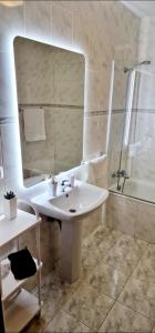 y baño con lavabo, espejo y bañera. en Ocean Pearl Apartment V, en Funchal