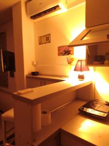 eine Küche mit einem Schreibtisch mit einer Lampe in der Unterkunft Apartman Park Kragujevac in Kragujevac