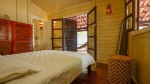 - une chambre avec un lit dans une pièce dotée d'une fenêtre dans l'établissement villa del sole lagoa, à Jericoacoara