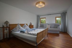 salon z łóżkiem i kanapą w obiekcie Toms Herberge w mieście Eisenberg